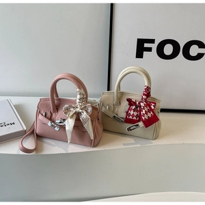 Detail von Mini-Lederhandtaschen mit dekorativen Seidentüchern an den Griffen