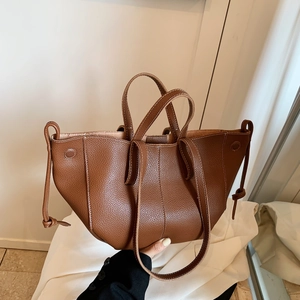 Sac fourre-tout à ailes en cuir grainé caramel avec détails de nœuds coulissants
