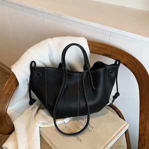 Sac fourre-tout à ailes en cuir litchi noir avec coutures contrastées blanches élégant