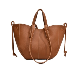 Sac fourre-tout marron grainé avec coutures contrastées et doubles poignées