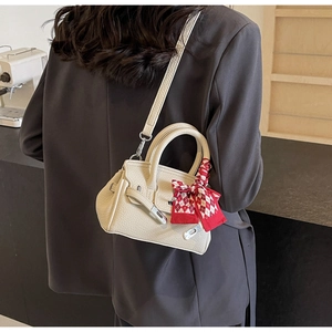 Beige Mini-Handtasche mit Narbenleder und Seidenschal als Umhängetasche am Modell getragen