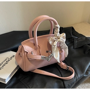 Rosa Handtasche aus Leder mit Litschimaserung, Seidenschal und silbernem Metallschloss