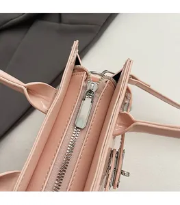 Detail der rosa Kunstledertasche mit glattem silbernem Metallreißverschluss und Beschlägen