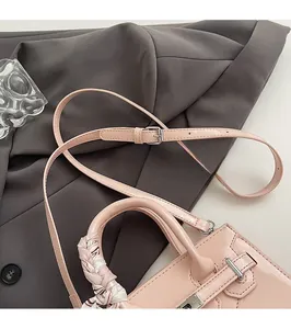 Detailansicht der rosa Ledertasche mit seidigem Griffdekor und Silberbeschlag