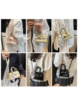 Detailansicht der Mini-Kelly-Stil Tasche mit Dekoschal am Griff in diversen Farben