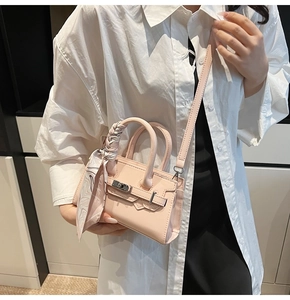 Rosa Mini-Umhängetasche mit Metalldrehverschluss und floralem Seidentuch am Griff