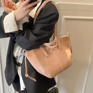 Schicke hellrosa Achseltasche aus Leder mit Kordelzug und eleganten weißen Kontrastnähten