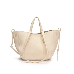Minimalistische beige Schultertasche aus genarbtem Leder mit Griff und Schultergurt