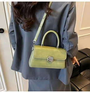 Détail du sac à main carré vert matcha avec boucle argentée et bandoulière réglable