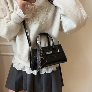 Schwarze Lackleder-Handtasche mit Seidenschal-Griff und Metall-Drehverschluss