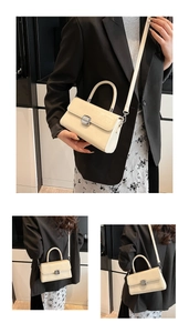 Détail du sac baguette vintage crème avec bouton métallique argenté et bandoulière