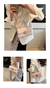 Sac à main rose en cuir PU avec boucle métallique vu sous plusieurs angles de port
