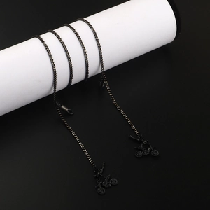 Chaîne à lunettes élégante en métal noir avec des pendentifs moto minimalistes