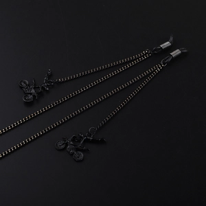 Chaîne de lunettes noire minimaliste avec pendentifs moto et boucles antidérapantes