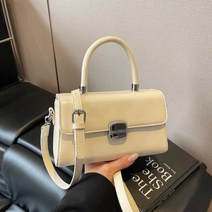 Sac à main carré beige élégant avec poignée ronde et boucle argentée au style minimaliste