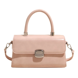 Sac à main minimaliste en similicuir rose avec fermoir argenté et bandoulière chic