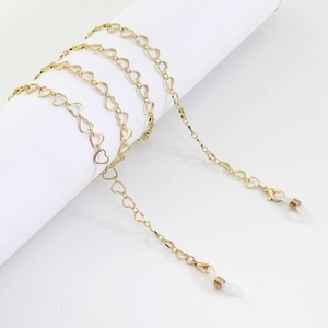 Chaîne de lunettes dorée à maillons en forme de cœur avec fermoirs sur support blanc