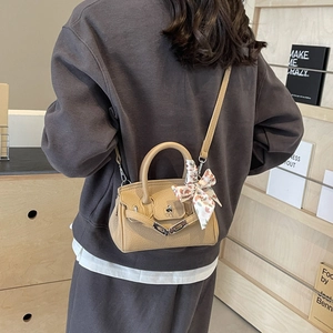 Mini beige Lederhandtasche mit Seidenschal-Griff und Riemen in Wohnumgebung