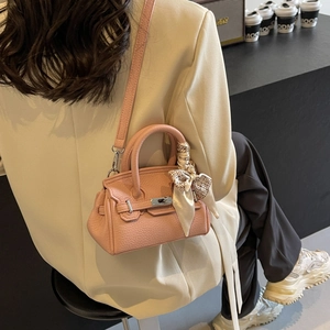Rosa Lederhandtasche mit Seidenschal-Detail und silbernem Drehverschluss für Damen