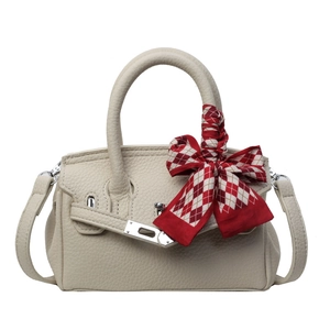 Elegante cremefarbene Lederhandtasche mit Litschi-Struktur und Seidenschal-Detail