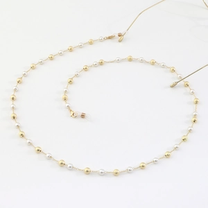 Chaîne à lunettes dorée avec perles mates, polyvalente comme collier long tendance chic