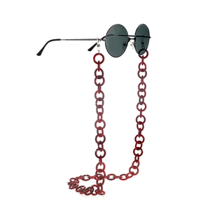 Chaîne de lunettes rouge en acrylique avec lunettes de soleil rondes rétro sur fond blanc