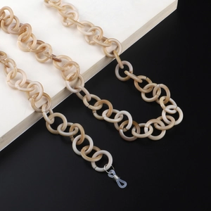 Détail d'une chaîne de lunettes en acrylique écaille de tortue et crème polie