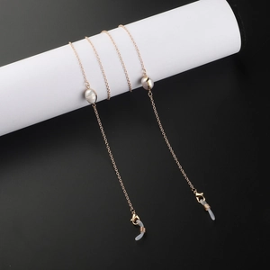 Chaîne à lunettes dorée avec perles d'eau douce blanches et boucles en silicone