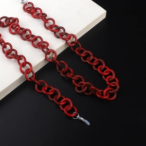 Détail de la chaîne de lunettes en acrylique rouge léopard avec boucles antidérapantes