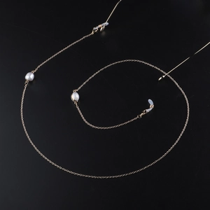 Cordon de lunettes élégant en chaîne dorée avec perles d'eau douce sur fond noir