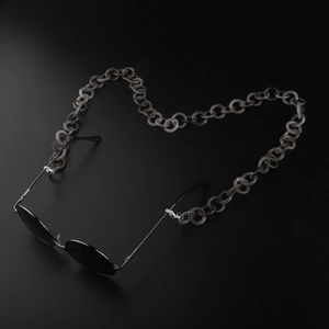 Chaîne de lunettes en acrylique gris foncé en forme de cœur sur fond noir
