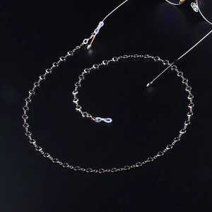 Catenella per occhiali fatta a mano in metallo argento con maglie tonde e anelli in silicone