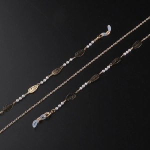 Chaîne de lunettes dorée avec feuilles évidées, perles et attaches antidérapantes