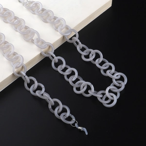 Détail macro d'une chaîne à lunettes grise en acrylique avec connecteurs en silicone