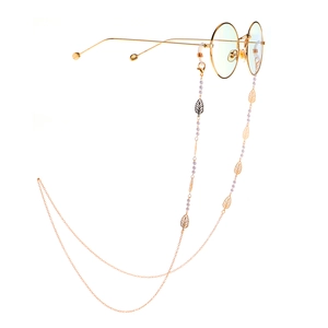 Chaîne de lunettes dorée avec feuilles évidées et perles sur boucles antidérapantes