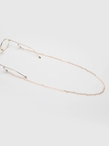Détail de la chaîne de lunettes à maillons étoiles or rose avec embouts en silicone