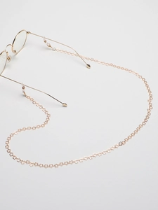 Détail de la chaîne de lunettes dorée à maillons en étoile avec boucles en silicone