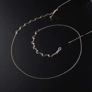 Chaîne de lunettes minimaliste dorée avec pendentifs lune et boucles en silicone