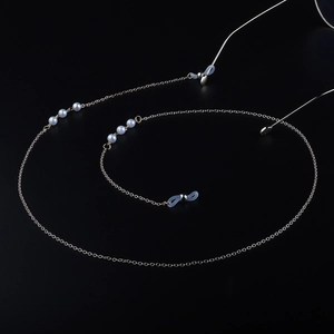 Eleganter goldener Brillenkette mit weißen Perlen und rutschfesten Silikonschlaufen