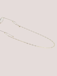 Détail de la chaîne de lunettes dorée à maillons ovales avec boucles en silicone