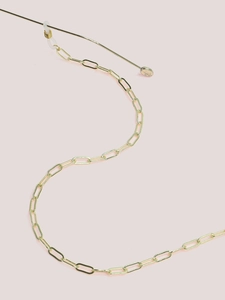 Détail d'une chaîne de lunettes dorée à maillons ovales et fixations en silicone