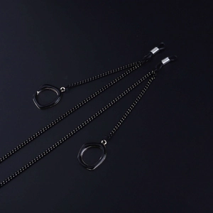 Catena per occhiali nera minimalista con pendenti irregolari e passanti in silicone