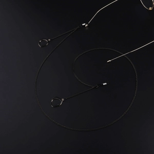 Catenella per occhiali nera minimalista con ciondolo geometrico e cordino in metallo chic