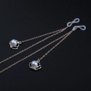Chaîne de lunettes dorée avec d'élégants pendentifs perles couronne et boucles antiglisse