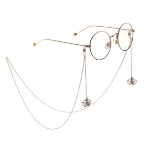 Lunettes rondes dorées avec chaîne pendentif couronne et perle vue sous un angle de 45 degrés