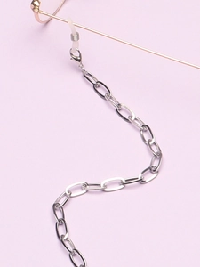 Détail de la chaîne épaisse en acier inoxydable argenté avec boucles de lunettes en silicone