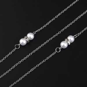 Elegante catenella per occhiali in argento con perle e strass su una sottile maglia metallica