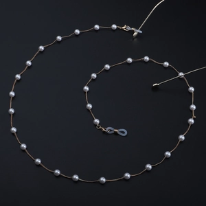 Minimalistisches Brillenkette aus Gold mit weißen Perlen und Anti-Rutsch-Schlaufen