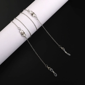 Catenina per occhiali minimalista in argento con perle bianche e accenti di strass lucidi