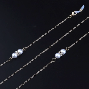 Elegante catenella per occhiali dorata con perle e strass, include asole in silicone